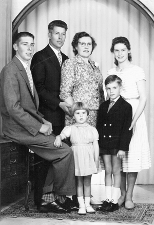 Het gezin met de vier kinderen in 1957